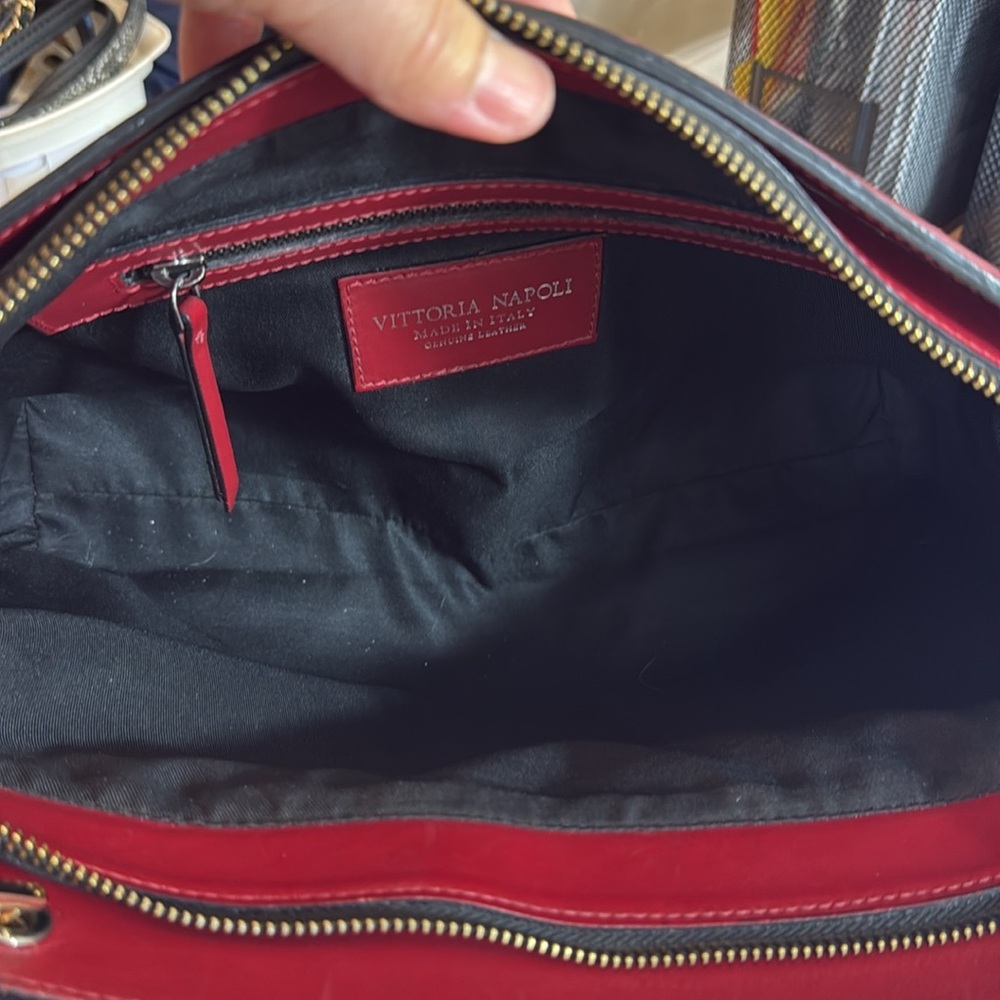 Upcycled Vittoria Napoli Elegant Red Leather Shoulder Bag - Picture 7 of 12